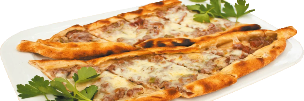 Gefüllte Pide-Schiffchen aus dem Ofen